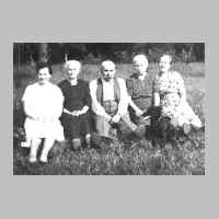 022-1064 Links im Bild die Goldbacher Kindergaertnerin Maria Soult, Bildmitte ihr Vater im Jahre 1955.jpg
